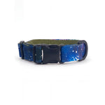 Dog collar in Barklin Cosmic Canvas pattern, standard 2.5 cm width, shown in front arc view with visible ECONABLE buckle, stitched edges, and clean product structure.