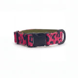Dog collar in Barklin Pop Leopard pattern, standard 2.5 cm width, shown in front arc view with visible ECONABLE buckle, stitched edges, and clean product structure.