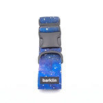 Breites Hundehalsband 4 cm Cosmic Canvas Muster mit ECONABLE recycelter Nylon Schnalle zeigt Side Release Struktur