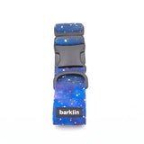 Breites Hundehalsband 4 cm Cosmic Canvas Muster mit ECONABLE recycelter Nylon Schnalle zeigt Side Release Struktur