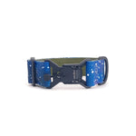 Breites Hundehalsband 4 cm Cosmic Canvas Muster mit magnetischer Fidlock Schnalle zeigt Verschlussmechanismus