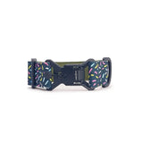 Breites Hundehalsband 4 cm Eighties Sugar Muster mit magnetischer Fidlock Schnalle zeigt Verschlussmechanismus