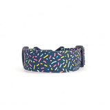 Breites Hundehalsband 4 cm Eighties Sugar Muster mit pastellrosa himmelblauer und hellgelber Farbkomposition in gebogener Form dargestellt
