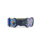 Breites Hundehalsband 4 cm Electric Tribe Muster mit magnetischer Fidlock Schnalle zeigt Verschlussmechanismus