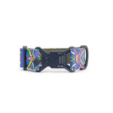 Breites Hundehalsband 4 cm Electric Tribe Muster mit magnetischer Fidlock Schnalle zeigt Verschlussmechanismus
