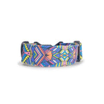 Breites Hundehalsband 4 cm Electric Tribe Muster mit neonpinker neongrüner cyanfarbener und gelber Komposition in gebogener Form dargestellt