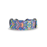 Breites Hundehalsband 4 cm Electric Tribe Muster mit neonpinker neongrüner cyanfarbener und gelber Komposition in gebogener Form dargestellt