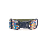 Breites Hundehalsband 4 cm Glitch Muster mit magnetischer Fidlock Schnalle zeigt Verschlussmechanismus