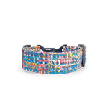 Breites Hundehalsband 4 cm Glitch Muster mit türkisfarbener cyanfarbener und schwarzer digitaler Komposition in gebogener Form dargestellt