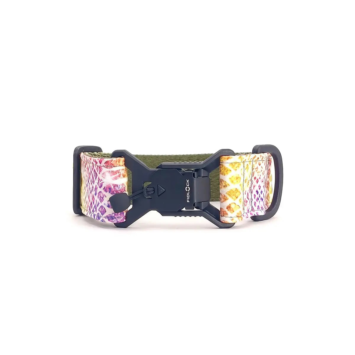 Breites Hundehalsband 4 cm Kaleido Snake Muster mit magnetischer Fidlock Schnalle zeigt Verschlussmechanismus
