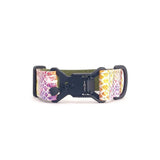 Breites Hundehalsband 4 cm Kaleido Snake Muster mit magnetischer Fidlock Schnalle zeigt Verschlussmechanismus