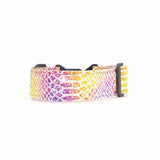 Breites Hundehalsband 4 cm Kaleido Snake Muster mit geometrischer gelber grüner und schwarzer Skalenkomposition in gebogener Form dargestellt