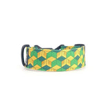 Breites Hundehalsband 4 cm Pixel Grid Muster mit grüner gelber und orangefarbener geometrischer Rasterkomposition in gebogener Form dargestellt