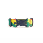 Breites Hundehalsband 4 cm Rhythm Muster mit magnetischer Fidlock Schnalle zeigt Verschlussmechanismus