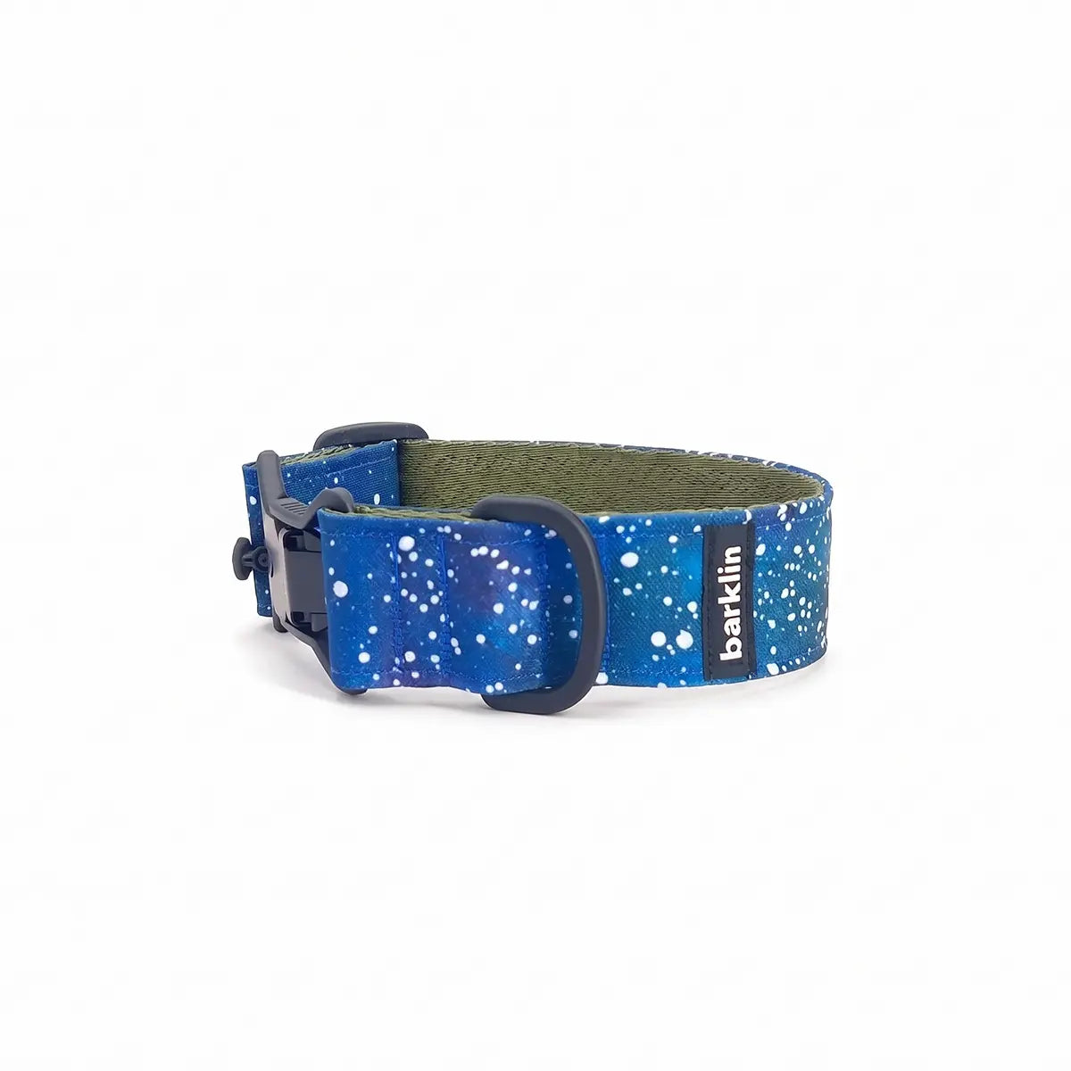 Breites Hundehalsband 4 cm Cosmic Canvas Muster zeigt vollständige Bogenstruktur und Breitenprofil