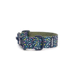 Breites Hundehalsband 4 cm Eighties Sugar Muster zeigt vollständige Bogenstruktur und Breitenprofil