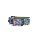 Breites Hundehalsband 4 cm Electric Tribe Muster zeigt vollständige Bogenstruktur und Breitenprofil