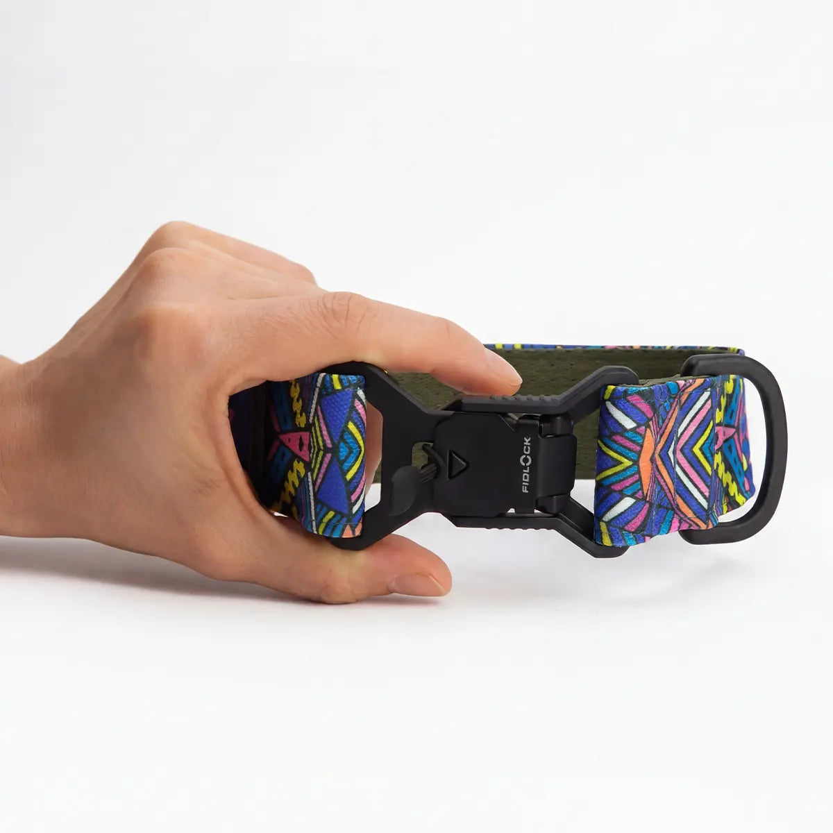 Breites Hundehalsband 4 cm Electric Tribe Muster in der Hand gezeigt zur Größenreferenz