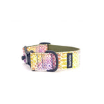 Breites Hundehalsband 4 cm Kaleido Snake Muster zeigt vollständige Bogenstruktur und Breitenprofil