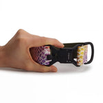 Breites Hundehalsband 4 cm Kaleido Snake Muster in der Hand gezeigt zur Größenreferenz